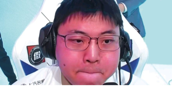 星空-Uzi回归赛场，高光表现首场状态亮眼，热火观众沸腾！的简单介绍