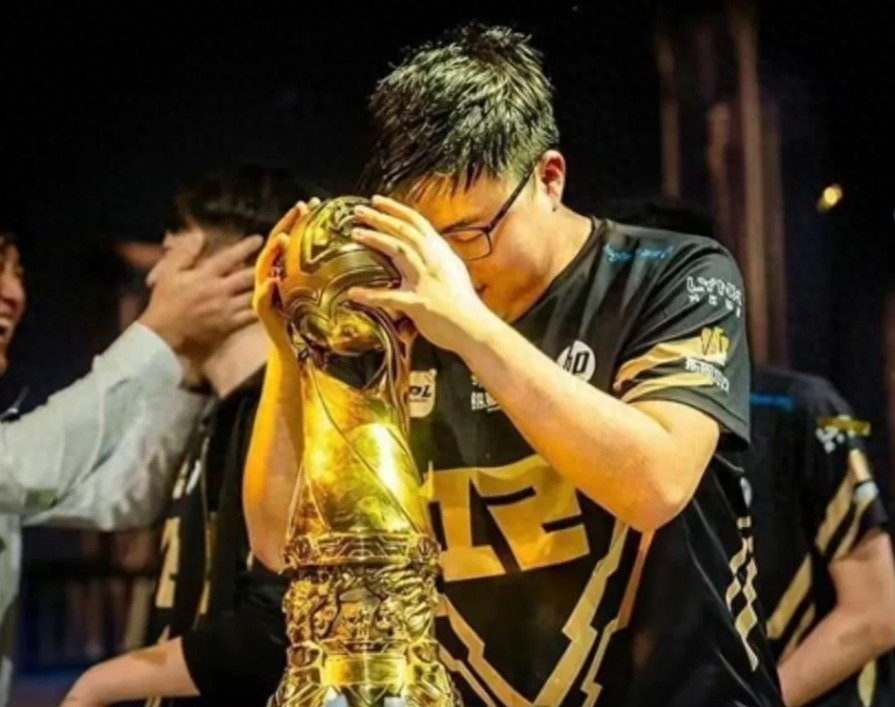 星空体育-包含Rookie爆冷击败RNG，关键助攻引爆全场！的词条